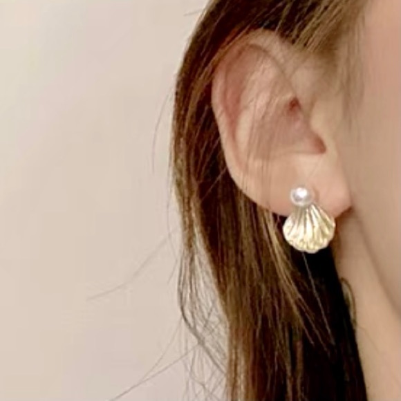 ❣️$25/3❣️ Gold Shell Faux Pearl Stud Earrings - Picture 8 of 11